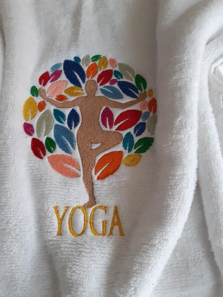 Handtuch und Waschhandschuh im Set mit Yoga - Stickerei